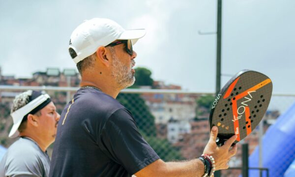 Pádel en la Playa: Adaptando tu Juego al Aire Libre