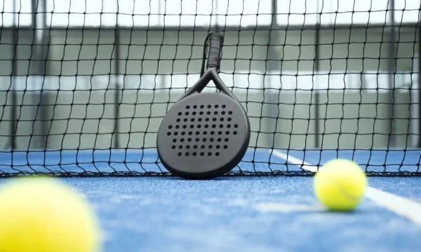 Comparativa: Palas Ligeras vs. Palas Pesadas en Pádel
